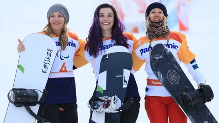 La Française Cécile Hernandez (à droite) a remporté une médaille de bronze, le 12 mars 2018 à Pyeongchang (Corée du Sud). (KANAME MUTO / YOMIURI / AFP)