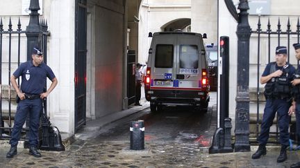 Un car de police arrive au 36, quai des Orf&egrave;vres, &agrave; Paris, apr&egrave;s la garde &agrave; vue d'un officier de la brigade des stup&eacute;fiants soup&ccedil;onn&eacute; d'avoir pris part au vol de 52 kilos de coca&iuml;ne, le 6 ao&ucirc;t 2014. (KENZO TRIBOUILLARD / AFP)