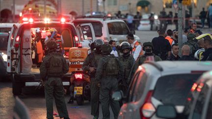 Des forces de sécurité israéliennes après l'attaque meurtrière à Jérusalem qui a coûté la vie à une policière, le 16 juin 2017. (NURPHOTO / AFP)