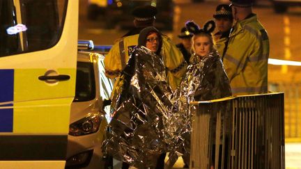Prise en charge de victimes après l'attentat à la sortie du concert d'Ariana Grande à Manchester (Royaume-Uni), le 23 mai 2017.&nbsp; (ANDREW YATES / REUTERS)