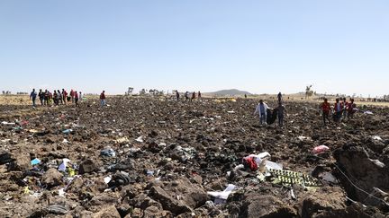 Des secouristes se trouvent parmi les débris du crash d'un avion d'Ethiopian Airlines, le 10 mars 2019 à&nbsp;Bishoftu (Ethiopie). (MICHAEL TEWELDE / AFP)