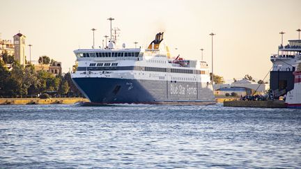 Un ferry entre dans le port du Pirée (Grèce), le 12 août 2022. (NICOLAS ECONOMOU / NURPHOTO / AFP)