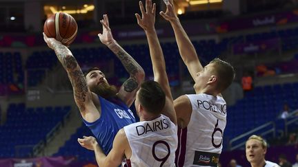 Kristaps Porzingis et Dairis Bertains montent au contre face à Gereth Murray lors de l'EuroBasket. (OZAN KOSE / AFP)