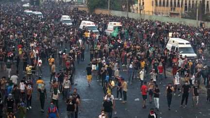 Des Irakiens lors d'une manifestation à Bagdad, le 2 octobre 2019. (AHMAD AL-RUBAYE / AFP)