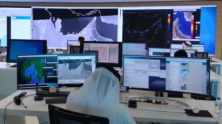 Au Centre national de météorologie d'Abu Dhabi, des experts sélectionnent les nuages à ensemencer pour favoriser les précipitations pluvieuses, le 12 novembre 2021. (JEROME JADOT / RADIO FRANCE)