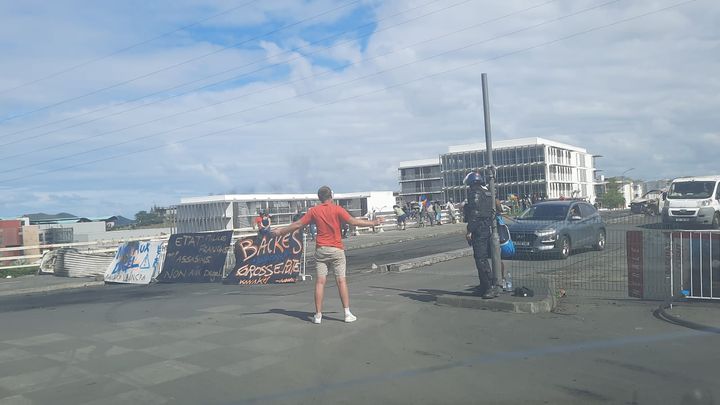 En Nouvelle-Calédonie, la route vers l'hôpital public, le Médipôle, est dégagée et sécurisée, le 27 mai 2024. (SANDRINE ETOA-ANDEGUE / FRANCEINFO)