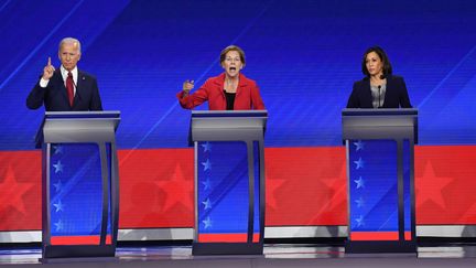 Joe Bien, Elizabeth Warren et Kamala Harris lors d'un débat de la primaire démocrate, le 12 septembre 2019.&nbsp; (ROBYN BECK / AFP)