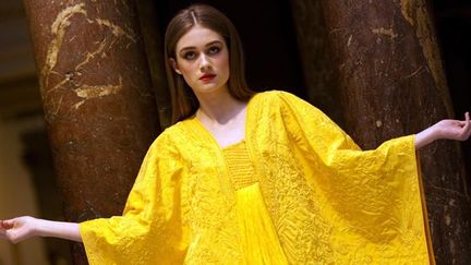 Bianca Gavrilas portant une cape en soie d&#039;araignées. Victoria and Albert Museum à Londres
 (AdrianDennis / AFP)