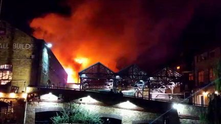 Un violent incendie a ravagé dans la nuit de dimanche à lundi le marché de Camden Lock à Londres (Royaume-Uni).&nbsp; (SOCIAL MEDIA / X04130)