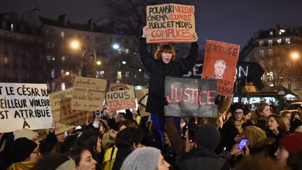 Des manifestants se sont rassemblés vendredi 28 février au soir aux abords de la salle Pleyel à Paris, en marge de la cérémonie des César, pour dénoncer les douze nominations pour le film de Roman Polanski. (LUCAS BARIOULET / AFP)