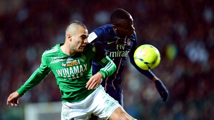 Le St&eacute;phanois Yohan Mollo &agrave; la lutte avec le Parisien Blaise Matuidi, le 17 mars 2013 &agrave; Saint-Etienne (Loire).&nbsp; (PHILIPPE DESMAZES / AFP)