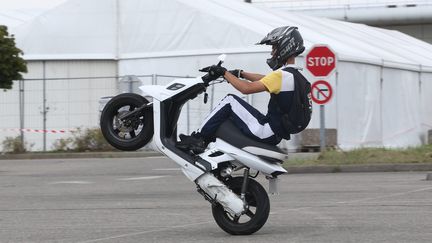 Un jeune homme en scooter pratique le rodéo urbain à Wittenheim (Alsace), le 6 septembre 2020 (Photo d'illustration). (JEAN-FRANÇOIS FREY / MAXPPP)