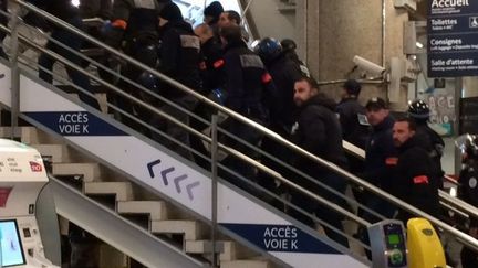 Des policiers mobilisés en gare de Lyon-Part-Dieu, samedi 13 janvier 2018.&nbsp; (S VALESCCHI / FRANCE 3 AUVERGNE-RHONE-ALPES)