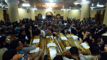 Obsèques des coptes égyptiens tués dans une attaque de djihadistes de Daech venus de Libye, à la Cathédrale d'Abou Garnous, dans la province de Minya, le 26 mai 2017.  (MOHAMED EL-SHAHED/AFP)