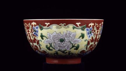 Porcelaine, décor d’émaux polychrome,Chine, Jingdezhen, (Jiangxi), marque et période Yongzheng (1723-1735), XVIIIe siècle
	 
 (RMN-Grand Palais (musée Guimet, Paris) / Thierry Ollivier)