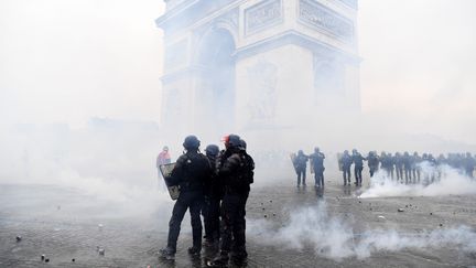 Des policiers devant l'Arc de Triomphe durant la manifestation des "gilets jaunes", le 1er décembre 2018 à Paris. (ALAIN JOCARD / AFP)