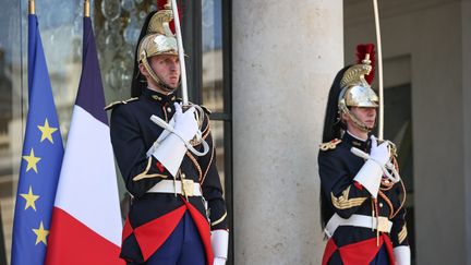 Deux membres de la garde républicaine à l'Elysée, à Paris, le 3 mai 2023. (FRED DUGIT / LE PARISIEN / MAXPPP)