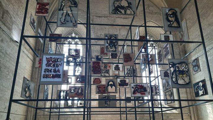 L'installation avec les pochoirs de Miss Tic dans la grande chapelle du palais des Papes, à Avignon, pour la rétrospective consacrée à l'artiste. (ANNE CHEPEAU / FRANCEINFO)