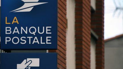 Une enseigne de La Banque Postale dans une rue de Toulouse (Haute-Garonne). (AFP)