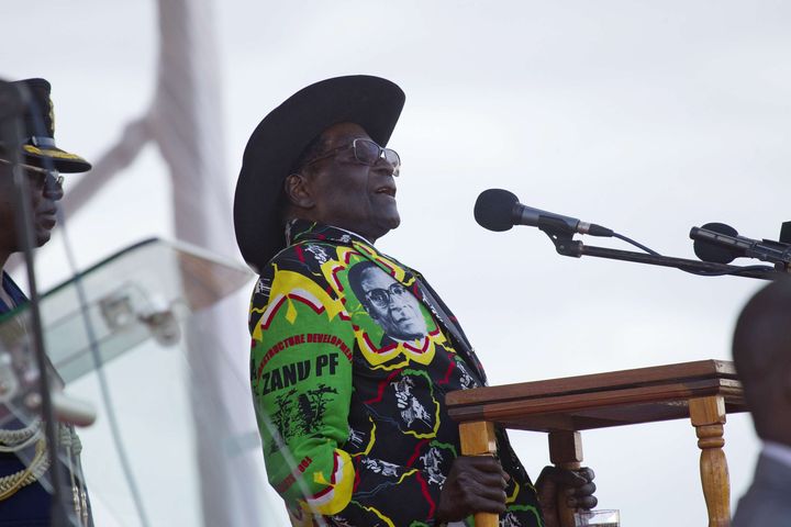 Robert Mugabe, alors président du Zimbabwe, prononce un discours le 29 juillet 2017 à&nbsp;Chinhoyi (120 km à l'ouest de la capitale Harare).&nbsp; (TSVANGIRAYI MUKWAZHI/AP/SIPA / AP)