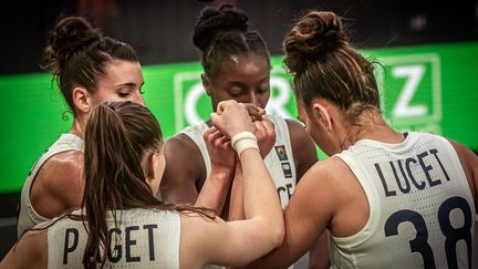 L'équipe de France féminine de basket 3x3 lors de son deuxième match du tournoi qualificatif olympique face à l'Uruguay, le 27 mai 2021, à Graz (Autriche). (VACLAV MUDRA / FFBB)