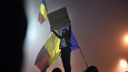 Manifestation à Bucarest, en Roumanie, le 6 novembre 2015.&nbsp; (DANIEL MIHAILESCU / AFP)