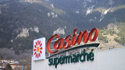 L'enseigne d'un supermarché du groupe Casino, à Modane (Savoie). (AURÉLIEN ACCART / RADIO FRANCE)