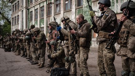 Des soldats ukrainiens  qui ont combattu  pendant deux mois près de Kramatorsk, dans l'est de l'Ukraine, le 30 avril 2022.(Photo d'illustration) (YASUYOSHI CHIBA / AFP)