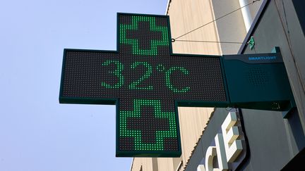 Une pharmacie affichant 32 degrés, le 15 juin 2023, à Montaigu-Vendée (Vendée). (MATHIEU THOMASSET / HANS LUCAS / AFP)