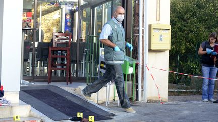 Des policiers enqu&ecirc;tent apr&egrave;s qu'un buraliste a tir&eacute; sur l'un de ses braqueurs, le 30 septembre 2013 &agrave; Marseille (Bouches-du-Rh&ocirc;ne). (MAXPPP)