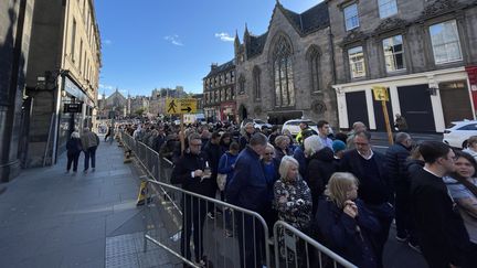 Une petite partie de la file d'attente pour accéder à la cathédrale Saint-Gilles où se trouve le cercueil d'Elizabeth II ce 12 septembre. (THEO UHART / FRANCEINFO)