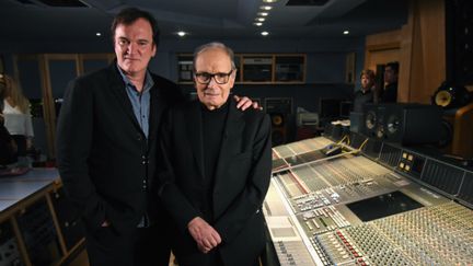 &nbsp; (Quentin Tarantino et Ennio Morricone en studio, lors de l'enregistrement de la bande originale © Kevin Mazur / Getty Images for Universal Music)