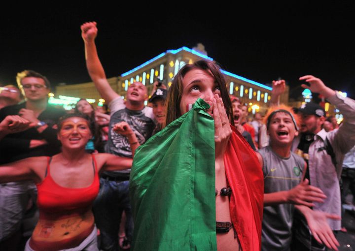 Des supporters italiens et espagnols dans la fan zone de Kiev lors de la finale de l'Euro 2012, le 1er juillet 2012.&nbsp; (GENYA SAVILOV / AFP)