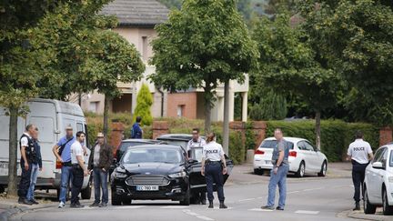 Des policiers mènent une perquisition à Saint-Etienne-du-Rouvray (Seine-Maritime), le 26 juillet 2016. (MATTHIEU ALEXANDRE / AFP)