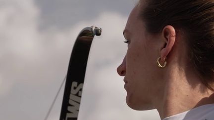 Les épreuves de tir à l'arc débuteront avant la cérémonie d'ouverture des Jeux olympiques du 26 juillet. L'occasion de s'arrêter sur la technique de ce sport aux côtés de la vice-championne du monde, Lisa Barbelin. (France 2)