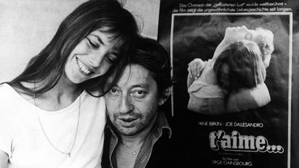 Jane Birkin et Serge Gainsbourg à Paris le 10 mars 1976, devant une affiche du film "Je t'aime... moi non plus" (ARCHIVO FIEL / FIEL)