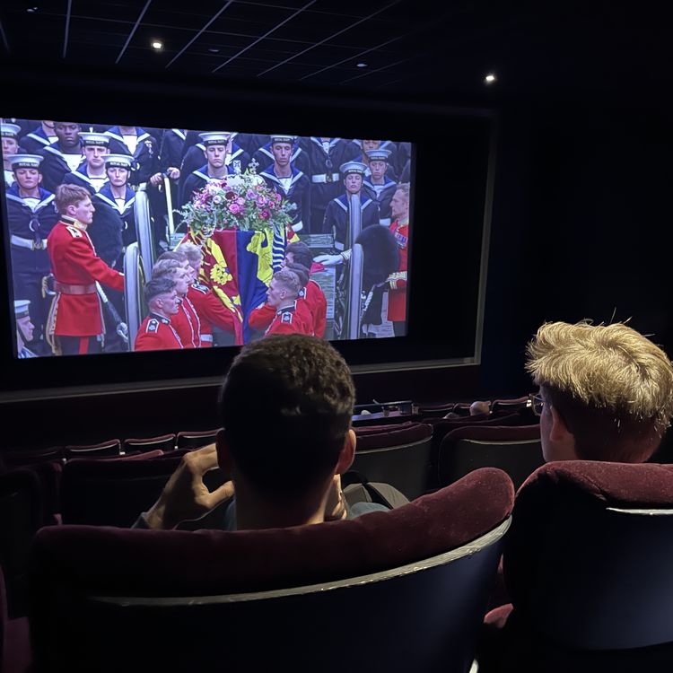 La retransmission en direct des funérailles de la reine Elizabeth II dans un cinéma de Londres (Royaume-Uni), le 19 septembre 2022. (PIERRE-LOUIS CARON / FRANCEINFO)