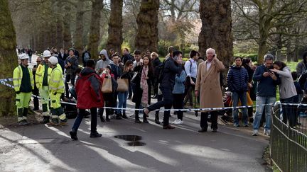 Des passants sont placés dans un périmetre de sécurité à Londres, après l'attaque du mercredi 22 mars. (KATE GREEN / ANADOLU AGENCY)
