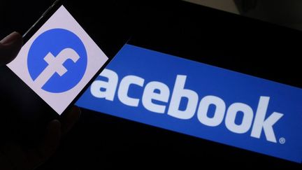 Les deux réseaux sociaux et les deux messageries du groupe Facebook sont indisponibles dans plusieurs régions du monde, le 4 octobre 2021. (CHRIS DELMAS / AFP)