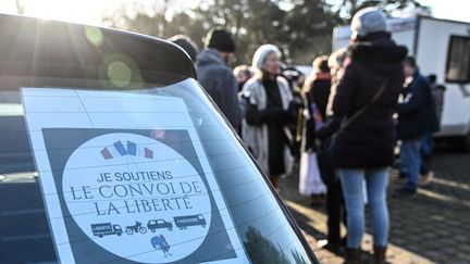 Des particitpants du "convoi de la liberté" à Vimy (Pas-de-Calais), le 11 février 2022. (DENIS CHARLET / AFP)