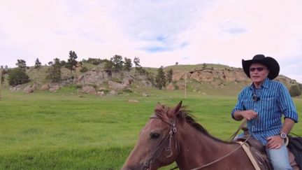 Dans un ranch situé dans le Wyoming aux Etats-Unis, tout le quotidien des visiteurs est pensé afin de vivre comme un cow-boy.&nbsp;Au cœur des plaines et montagnes rocheuses de la région, le dépaysement est total. (FRANCE 2)