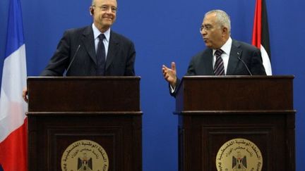 Alain Juppé avec le premier ministre palestinien (2 juin 2011) à Ramallah (AFP/ABBAS MOMANI)