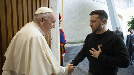 Le pape François salue le président ukrainien Volodymyr Zelensky, le 13 mai 2023, au Vatican. (HANDOUT / VATICAN MEDIA / AFP)