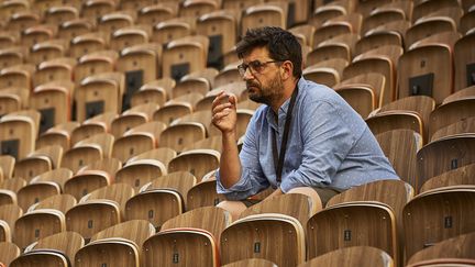 Tiago Rodrigues&nbsp;dans la Cour d'honneur du Palais des Papes, au 75e Festival d'Avignon (© PHOTO CHRISTOPHE RAYNAUD DE LAGE)