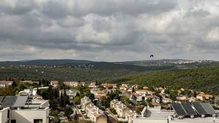 Vue depuis Ma'alot, en Israël, sur les montagnes du Liban. (JALAA MAREY / AFP)