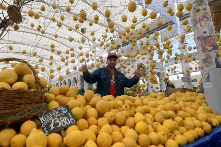 Vendeur d'oranges sur un marché de Tunis le 7 mai 2019 (FETHI BELAID / AFP)