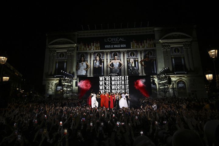 Le défilé L'Oréal Paris le 23 septembre 2024, au premier jour de la Paris Fashion Week (JULIEN DE ROSA / AFP)