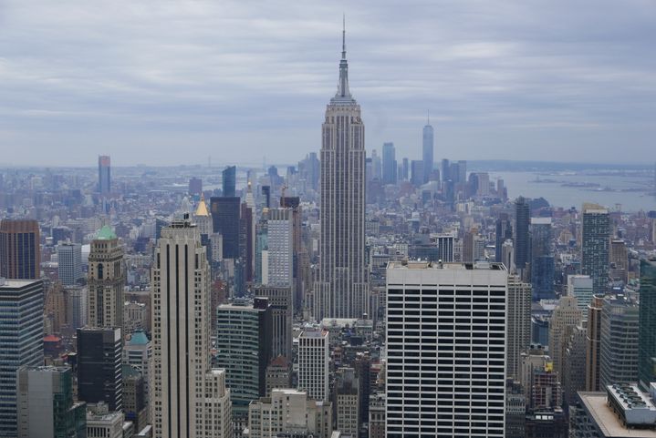 L'Empire State building vu du Rockfeller center. Au loin, la pointe de Manhattan où se rejoignent l'Hudson et l'East River&nbsp; (EMMANUEL LANGLOIS)