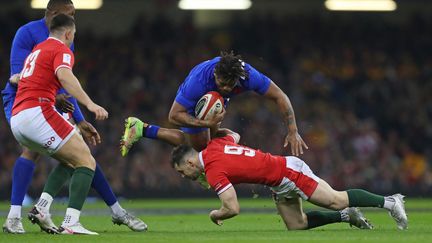 Le Français Jonathan Danty tente de passer en force contre Tomos Williams, le 11 mars au Principality Stadium de Cardiff (pays de Galles), lors du Tournoi des six nations.&nbsp; (GEOFF CADDICK / AFP)