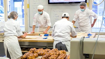 Des apprentis en formation initiale et des stagiaires en reconversion professionnelle en boulangerie&nbsp;à Paris. (BRUNO LEVESQUE / MAXPPP)